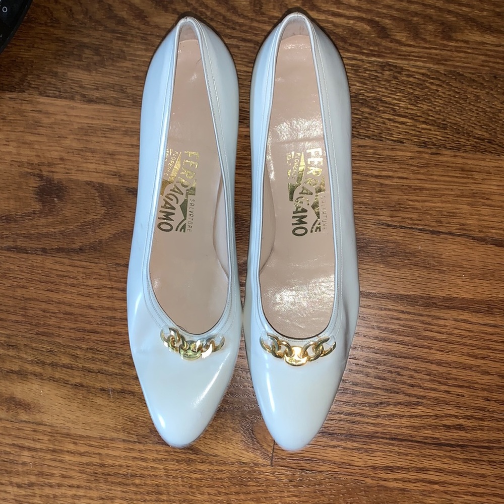 Salvatore Ferragamo Heels Size 9 White Leather Slip On Pumps Gold Accent-NFS